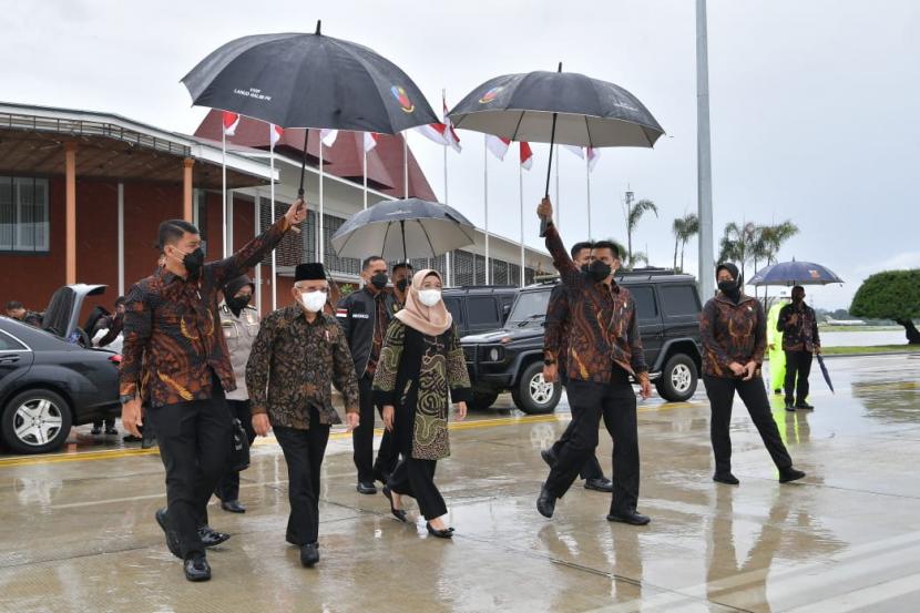 Wakil Presiden Maruf Amin di Pangkalan Udara TNI AU Halim Perdanakusuma sebelum membuka Forum Halal 20 (H20) di Semarang, Jawa Tengah.