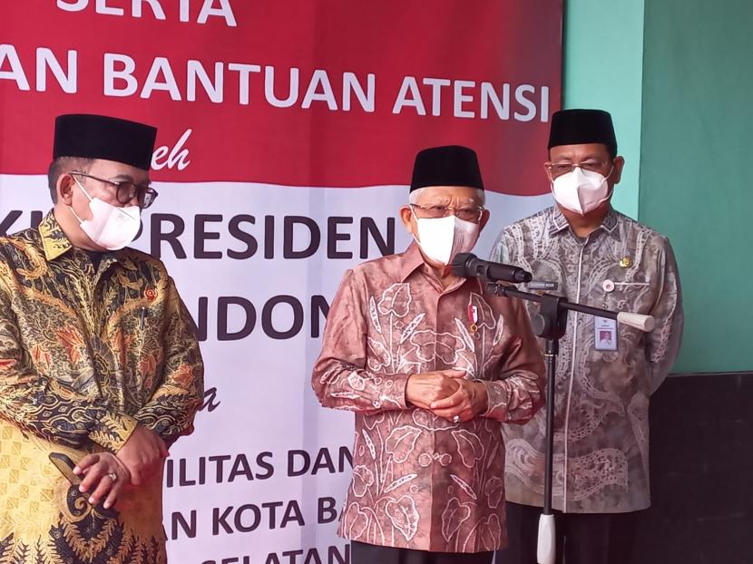 Wakil Presiden Maruf Amin didampingi Gubernur Kalimantan Selatan Sahbirin Noor saat memberikan keterangan pers di Kota Banjarbaru, Kalimantan Selatan, Kamis (13/10). 