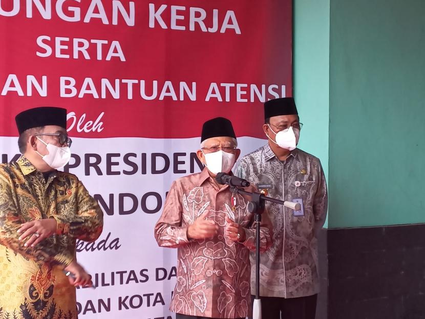 Wakil Presiden Maruf Amin didampingi Gubernur Kalimantan Selatan Sahbirin Noor saat memberikan keterangan pers di Kota Banjarbaru, Kalimantan Selatan, Kamis (13/10). 