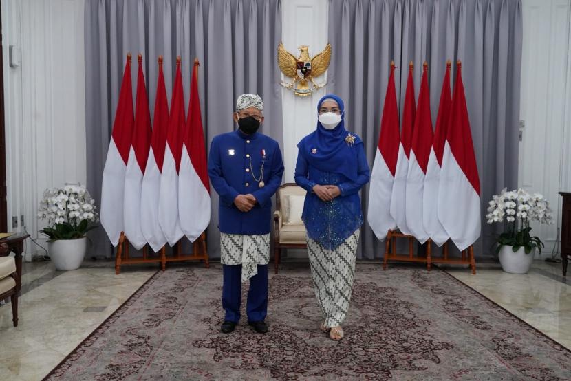 Wakil Presiden Ma'ruf Amin didampingi Ibu Wury Ma'ruf Amin sebelum mengikuti Upacara HUT ke-76 Kemerdekaan RI di Istana Negara, Selasa (17/8).