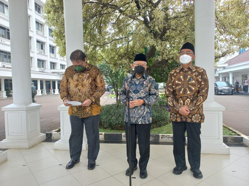 Wakil Presiden Ma'ruf Amin didampingi Menko PMK Muhadjir Effendi dan Menko Bidang Perekonomian Airlangga Hartarto di Istana Wakil Presiden, Jakarta, Rabu (3/8).