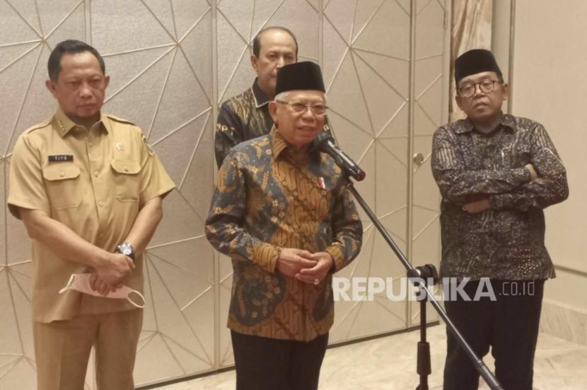  Wakil Presiden Maruf Amin didampingi Menteri Dalam Negeri Tito Karnavian dan Kepala BNPT dalam konferensi persnya di The St Regis Jakarta,  Senin (13/3/2023). 