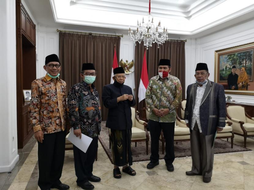 Wakil Presiden Maruf Amin didampingi Menteri Koordinator bidang Politik, Hukum dan Keamanan Mahfud MD saat menerima kehadiran pimpinan Majelis Ulama Indonesia (MU), Pengurus Besar Nahdlatul Ulama (PBNU) dan Pengurus Pusat Muhammadiyah, di rumah dinas Wapres, Jakarta, Selasa (16/6).