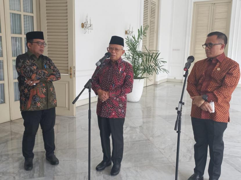 Wakil Presiden Maruf Amin didampingi Menteri Pendayagunaan Aparatur Negara dan Reformasi Birokrasi   Abdullah Azwar Annas dalam keterangan persnya di Istana Wakil Presiden, Jakarta, Senin (5/12). 