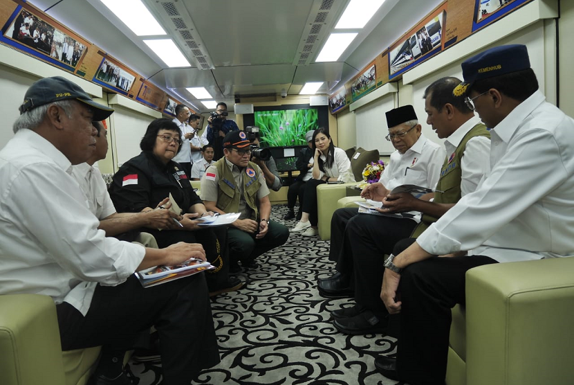 Wakil Presiden Maruf Amin didampingi sejumlah menteri bertolak dari Stasiun Kebayoran menuju kunjungan kerja di Lebak, Banten, Kamis (30/1).  
