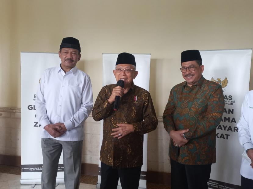 Wakil Presiden Maruf Amin didampingi Wakil Menteri Agama Zainut Tauhid, Ketua Baznas Noor Ahmad saat konferensi pers di Surakarta, Jawa Tengah, Senin (21/11). 