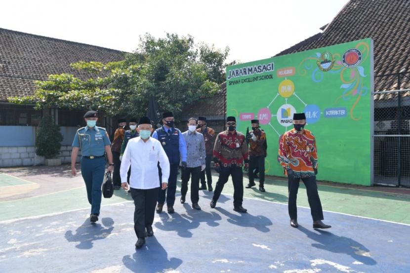 Wakil Presiden Ma'ruf Amin ketika melakukan kunjungan ke SMA 4 Sukabumi untuk melihat kesiapan sekolah tersebut  melakukan tatap muka, Rabu (8/7)