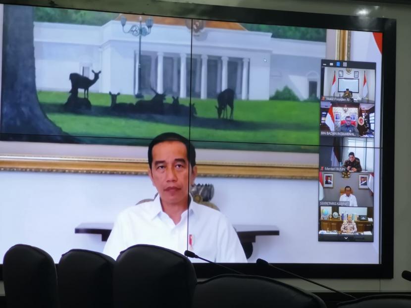 Wakil Presiden Maruf Amin melakukan rapat dengan Presiden Joko Widodo melalui video conference dari Kantor Wakil Presiden, Jakarta, Senin (16/3).(Dok Setwapres)