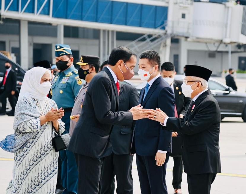 Wakil Presiden Maruf Amin melepas keberangkatan kunjungan kerja Presiden Joko Widodo beserta Ibu Iriana Joko Widodo ke China, Jepang, dan Korea Selatan di Bandara Internasional Soekarno Hatta Jakarta, Senin (25/07/2022). 