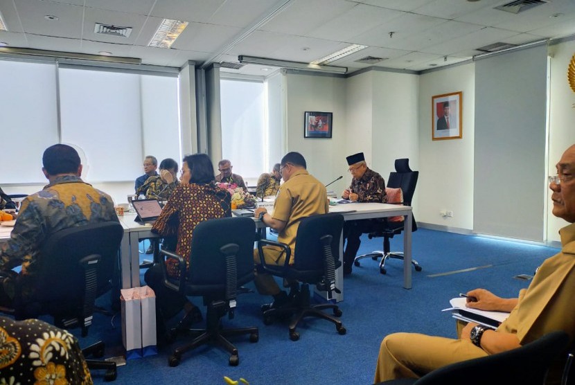 Wakil Presiden Maruf Amin memimpin rapat pleno TNP2K bersama sejumlah menteri di kantor TNP2K, Kebon Sirih, Jakarta, Selasa (11/2).