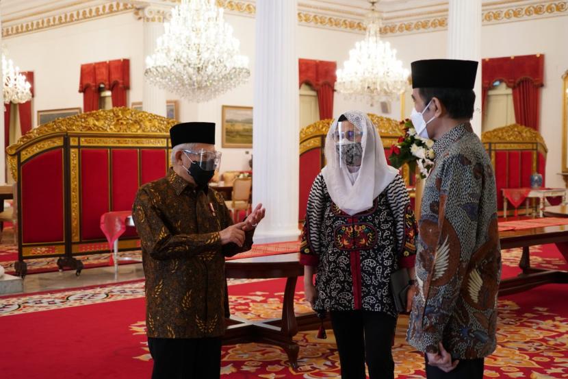 Presiden Joko Widodo (kanan) dan Wakil Presiden Maruf Amin (kiri) saat meresmikan peluncuran Gerakan Nasional Wakaf Uang dan Brand Ekonomi Syariah di Istana Negara, Jakarta, Senin (25/1).