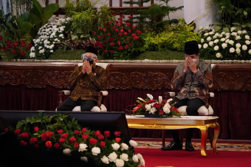 Presiden Joko Widodo dan Wakil Presiden KH Maruf Amin saat meresmikan peluncuran Gerakan Nasional Wakaf Uang dan Brand Ekonomi Syariah di Istana Negara, Jakarta, Senin (25/1).