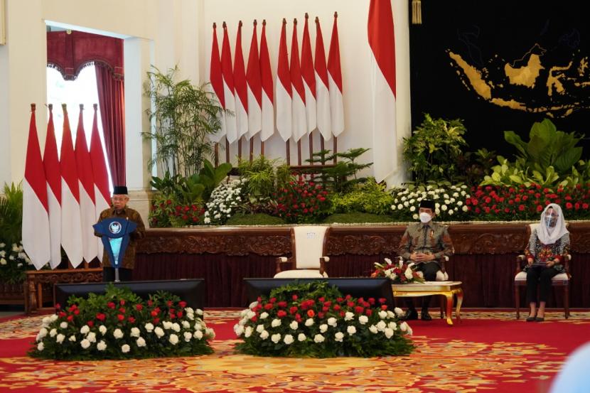 Bagaimana Cara Memaksimalkan Potensi Wakaf Uang?. Foto: Wakil Presiden Maruf Amin mendampingi Presiden Joko Widodo saat meresmikan peluncuran Gerakan Nasional Wakaf Uang dan Brand Ekonomi Syariah di Istana Negara, Jakarta, Senin (25/1).