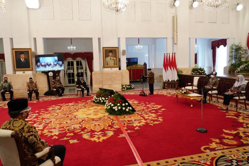 Jokowi: Wakaf Nasional Atasi Kesenjangan Sosial. Foto: Wakil Presiden Maruf Amin mendampingi Presiden Joko Widodo saat meresmikan peluncuran Gerakan Nasional Wakaf Uang dan Brand Ekonomi Syariah di Istana Negara, Jakarta, Senin (25/1).