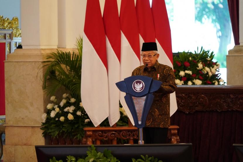 Wakil Presiden Maruf Amin mendampingi Presiden Joko Widodo saat meresmikan peluncuran Gerakan Nasional Wakaf Uang dan Brand Ekonomi Syariah di Istana Negara, Jakarta, Senin (25/1). 