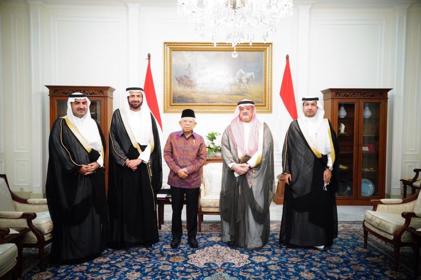 Wapres Minta Pemerintah Arab Saudi Upayakan Tambahan Kuota Haji bagi Indonesia. Foto: Wakil Presiden Maruf Amin menerima kunjungan Menteri Urusan Haji dan Umrah Arab Saudi Tawfiq Fawzan Muhammed Alrabiah, di Istana Wakil Presiden, Jalan Medan Merdeka Selatan Nomor 6, Jakarta, Rabu (26/10/2022). 