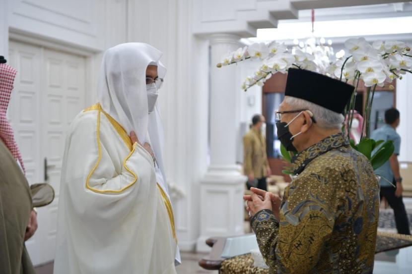 Wakil Presiden Maruf Amin menerima kunjungan Menteri Urusan Islam, Dakwah dan Penyuluhan Kerajaan Saudi Arabia Abdullatif Abdulazis di kediaman resmi Wapres, Jakarta, Jumat (25/3).