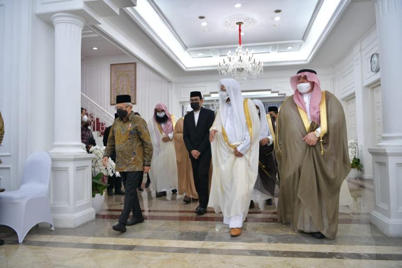 Wakil Presiden Maruf Amin menerima kunjungan Menteri Urusan Islam, Dakwah dan Penyuluhan Kerajaan Saudi Arabia Abdullatif Abdulazis di kediaman resmi Wapres, Jakarta, Jumat (25/3). 
