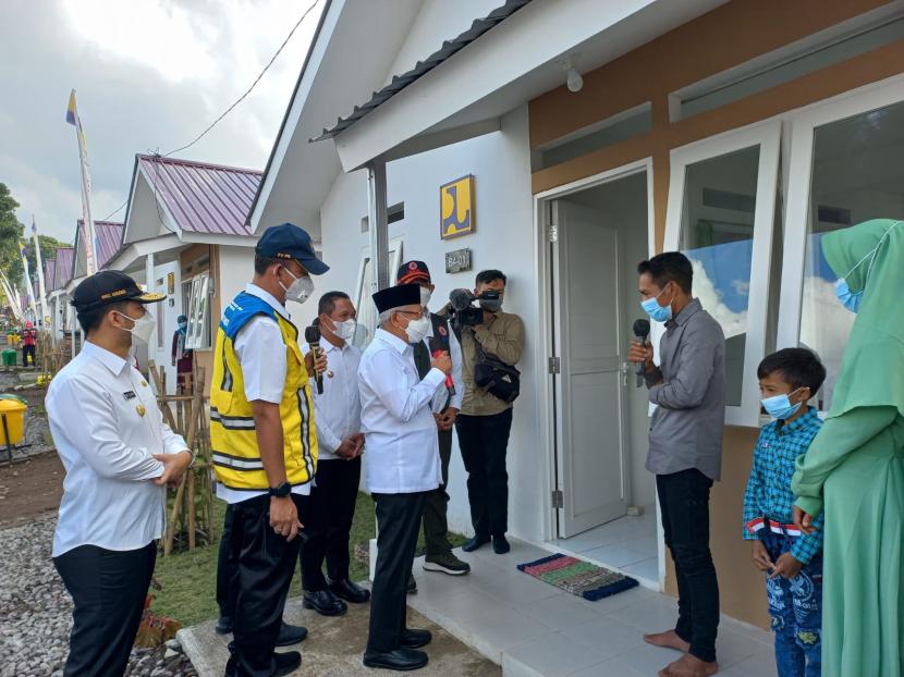 Wakil Presiden Maruf Amin meninjau lokasi hunian tetap (huntap) dan hunian sementara (Huntara) warga terdampak awan panas guguran (APG) Gunung Semeru di Desa Sumbermujur, Candipuro, Lumajang, Jawa Timur, Kamis (2/6). 