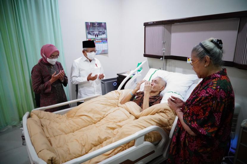 Wakil Presiden Maruf Amin menjenguk Wakil Presiden ke-6 RI, Jenderal TNI (Purn) Try Sutrisno yang tengah menjalani perawatan di Rumah Sakit Pusat Angkatan Darat (RSPAD) Gatot Soebroto, Jakarta, Senin (26/12/2022). 