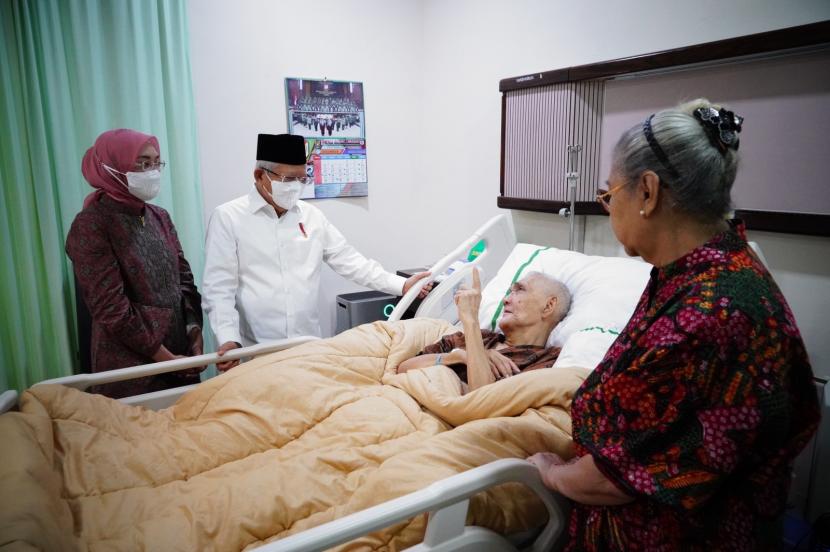 Wakil Presiden Maruf Amin menjenguk Wakil Presiden ke-6 RI, Jenderal TNI (Purn) Try Sutrisno yang tengah menjalani perawatan di Rumah Sakit Pusat Angkatan Darat (RSPAD) Gatot Soebroto, Jakarta, Senin (26/12/2022).