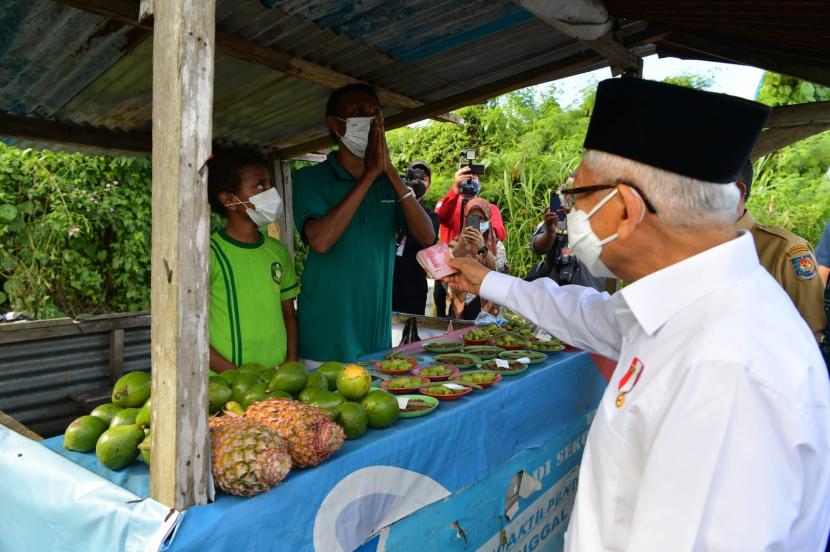 Wakil Presiden Ma'ruf Amin berbincang dengan pedagang buah pinang di Manokwari, Papua Barat (14/10).