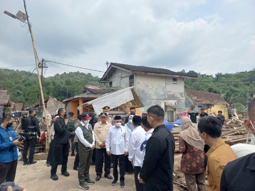 Wakil Presiden Maruf Amin saat berinteraksi dengan warga terdampak gempa usai meninjau progres penanganan pascagempa Cianjur di Desa Cijedil, Kecamatan Cugenang, Rabu (4/1/2023). 