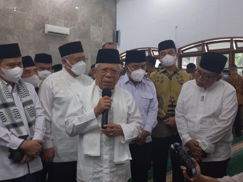 Wakil Presiden Maruf Amin saat diwawancarai media di Masjid At Taqwa, di Pondok Cabe Udik, Tangerang Selatan, Banten, Jumat (11/11).