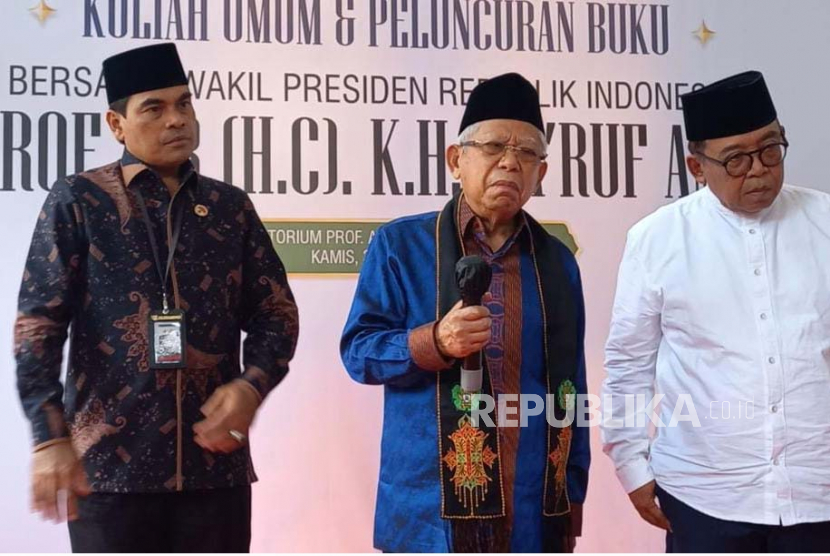 Wakil Presiden Maruf Amin saat diwawancarai media terkait pembatalan Indonesia jadi tuan rumah Piala Dunia U20 di Banda Aceh, Kamis (30/3/2023). 