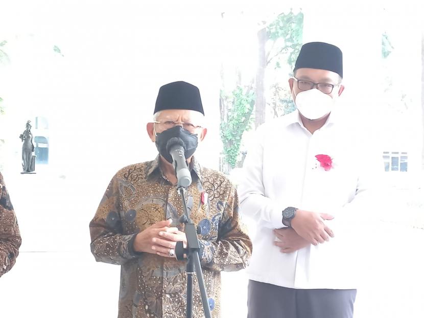 Wakil Presiden Ma'ruf Amin saat diwawancarai wartawan di Istana Wakil Presiden, Jakarta, Kamis (18/8/2022). Wapres mengajak umat tak terjebak politik identitas pada Pemilu 2024