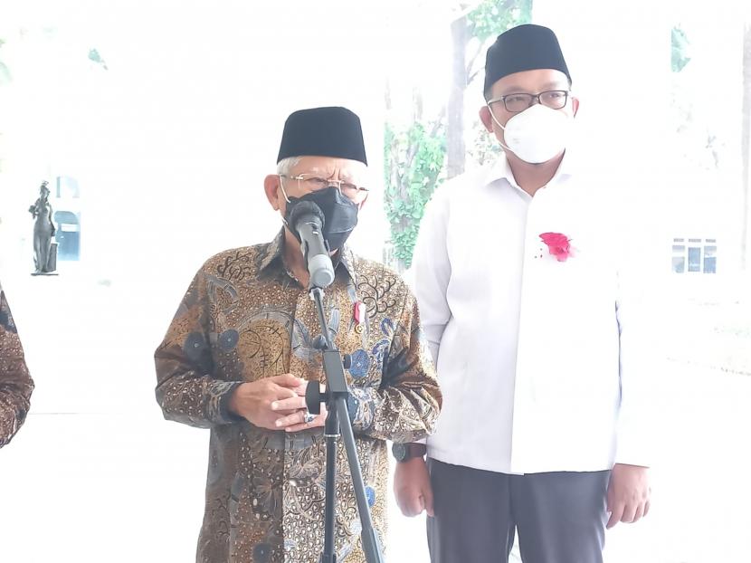Wakil Presiden Ma'ruf Amin saat diwawancarai wartawan di Istana Wakil Presiden, Jakarta, Kamis (18/8/2022). Fauziah Mursid/Republika