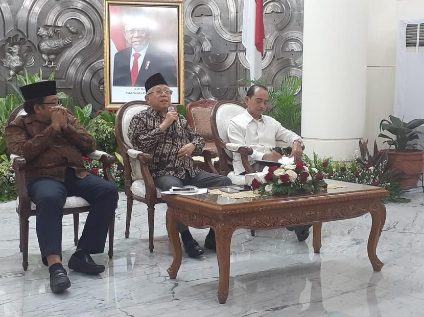 Wakil Presiden Maruf Amin saat diwawancarai wartawan di Kantor Wakil Presiden, Jakarta, Jumat (13/3).(Republika/Fauziah Mursid)
