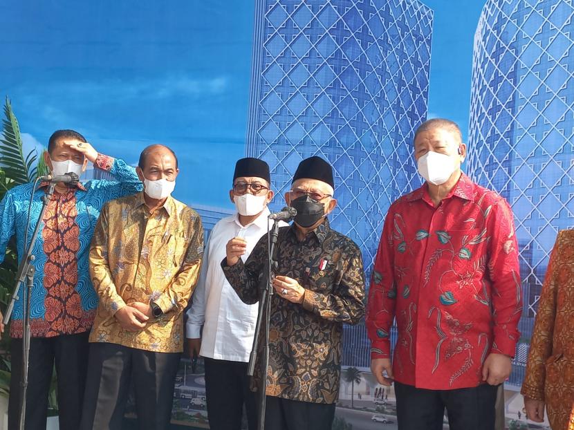 Wakil Presiden Maruf Amin saat hadir meresmikan topping off Gedung Menara Syariah di kawasan Pantai Indah Kapuk 2, Selasa (23/8). 