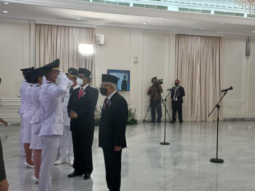 Wakil Presiden Maruf Amin saat melantik Pamong Praja Muda Institut Pemerintahan Dalam Negeri (IPDN) Angkatan XXIX Tahun 2022 secara hibrid dari Istana Wakil Presiden, Jakarta, Selasa (2/8). 