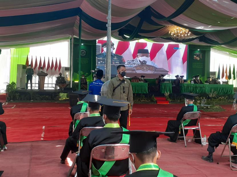  Wapres Maruf Amin saat memberikan orasi Orasi ilmiah pada wisuda Universitas Ibrahimy, dengan tema “Peran Perguruan Tinggi Pesantren dalam Mencetak Generasi Emas Indonesia” di Situbondo, Jawa Timur, Kamis (21/10).