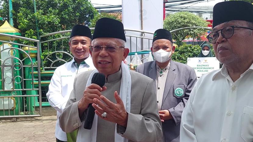 Wakil Presiden KH Ma'ruf Amin saat memberikan keterangan persnya usai Shalat Jumat di Masjid Raya At-Taqwa, Matraman, Jakarta, Jumat (6/1/2022).