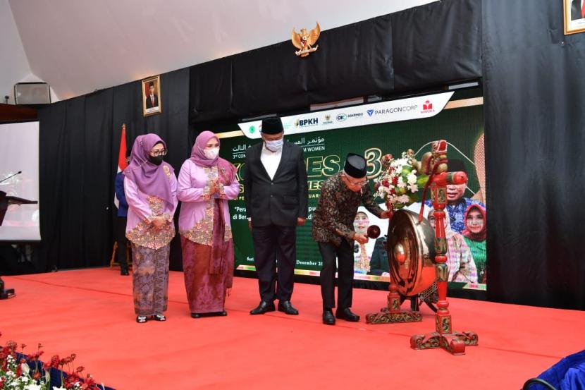 Wakil Presiden Maruf Amin saat membuka Kongres Muslimah Indonesia (KMI) Ke-3 yang digelar oleh Komisi Perempuan, Remaja, dan Keluarga (KPRK) Majelis Ulama Indonesia (MUI) Pusat, Senin (19/12/2022). 