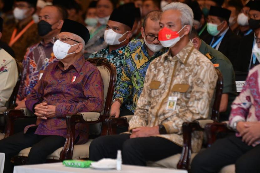 Wakil Presiden Maruf Amin didampi Gubernur Jawa Tengah Ganjar Pranowo saat membuka Muktamar Nasional ke-41 Al Irsyad Al Islamiyyah di Hotel Java Heritage, Sokanegara, Purwokerto, Rabu (23/11). 