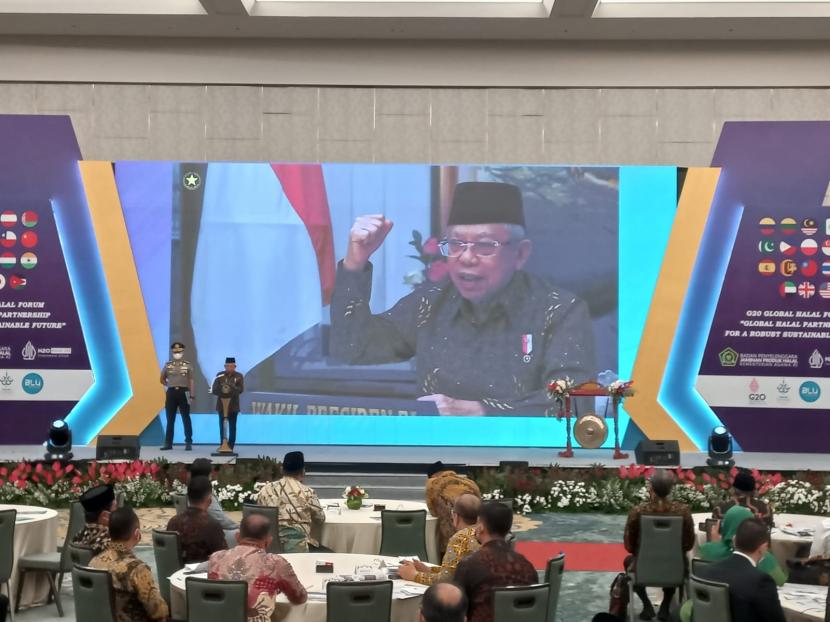 Wakil Presiden Maruf Amin saat membuka secara resmi Forum Halal 20 (H20) di Hotel Padma Semarang, Jawa Tengah, Kamis (17/11).