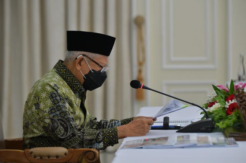 Wakil Presiden Ma'ruf Amin saat memimpin rapat koordinasi tentang pendekatan penanganan Papua pascaterbitnya Undang-undang Otsus Papua 2021 di Istana Wakil Presiden, Rabu (15/12).