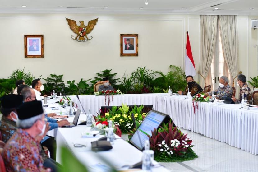 Wakil Presiden Maruf Amin saat memimpin rapat tentang pembangunan Universitas Islam Internasional Indonesia (UIII), Rabu (2/3/2022). . 