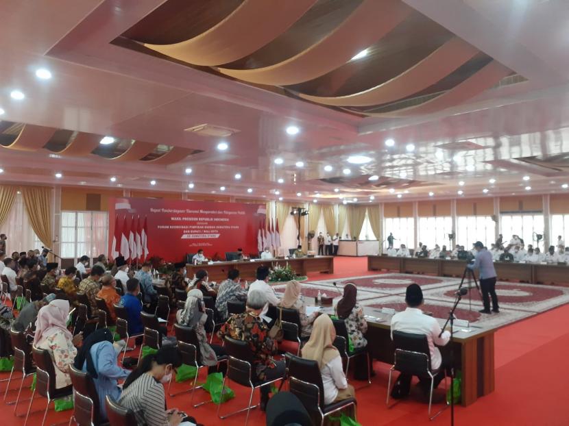 Wakil Presiden Ma'ruf Amin saat memimpin Rapat tentang Pemberdayaan Masyarakat dan Pelayanan Publik di Provinsi Sumatera Utara, Rabu (17/11).