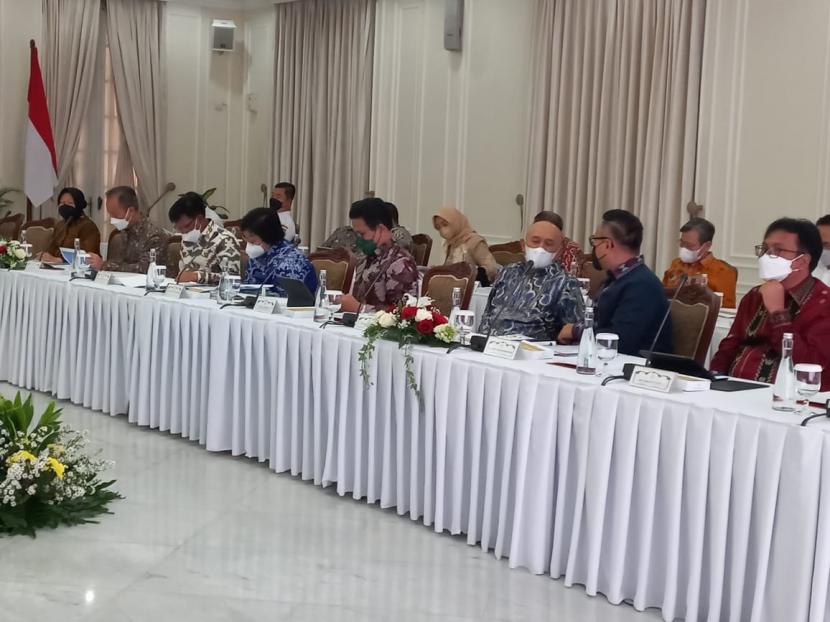 Wakil Presiden Maruf Amin saat memimpin rapat terbatas tentang percepatan penghapusan kemiskinan ekstrem 2022 di Istana Wakil Presiden, Jakarta, Rabu (3/8). 