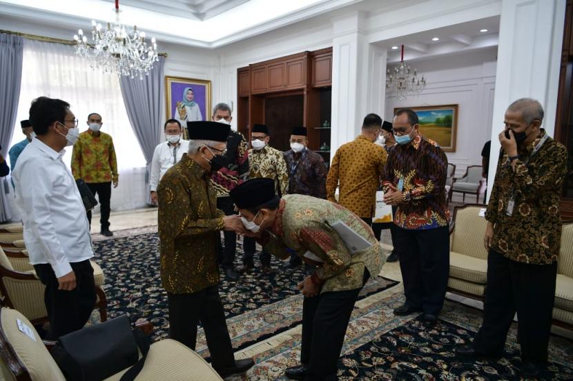 Wakil Presiden Maruf Amin saat menerima Anggota Dewan Pengawas dan Badan Pelaksana Badan Pengelola Keuangan Haji (BPKH) di Kediaman Resmi Wapres di Jakarta, Senin (15/8). 