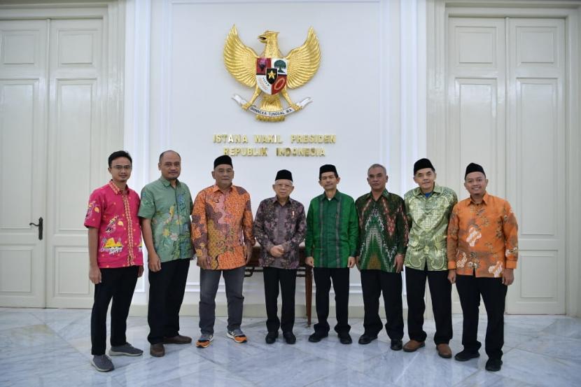 Wakil Presiden Maruf Amin saat menerima Dewan Pengurus Pusat Serikat Petan Indonesia (DPP SPI) di Istana Wapres, Jakarta, Jumat (03/02/2023). 