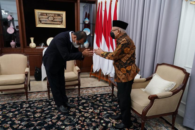 Wakil Presiden Maruf Amin saat menerima Gubernur Lemhanas RI yang baru Andi Widjajanto, Selasa (19/4) di Kediaman Resmi Wapres, Jakarta. Foto BPMI/Setwapres