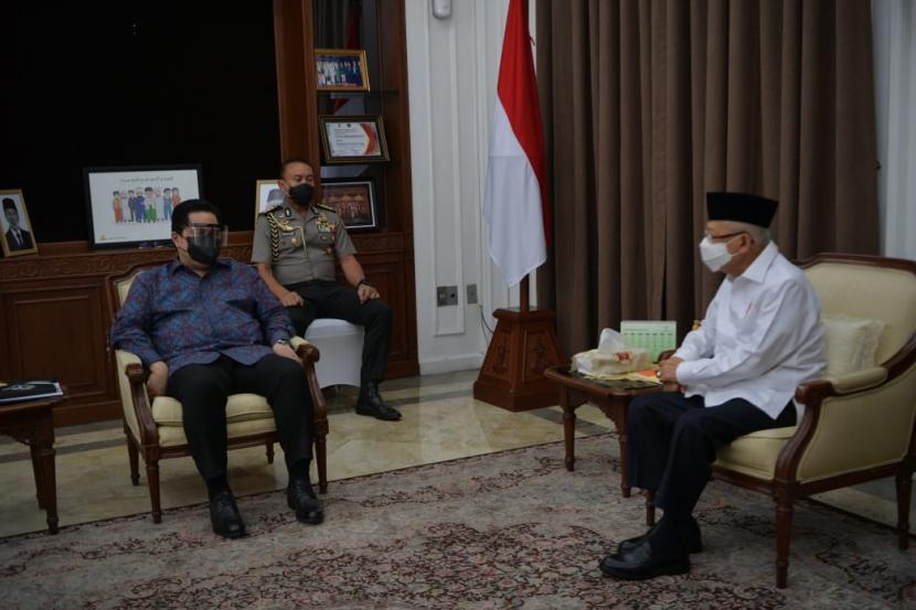 Wakil Presiden Ma'ruf Amin saat menerima Menteri BUMN Erick Thohir dan Direktur Utama Bank Syariah Mandiri Hery Gunardi di rumah dinas Wapres, Jakarta, Senin (23/11).
