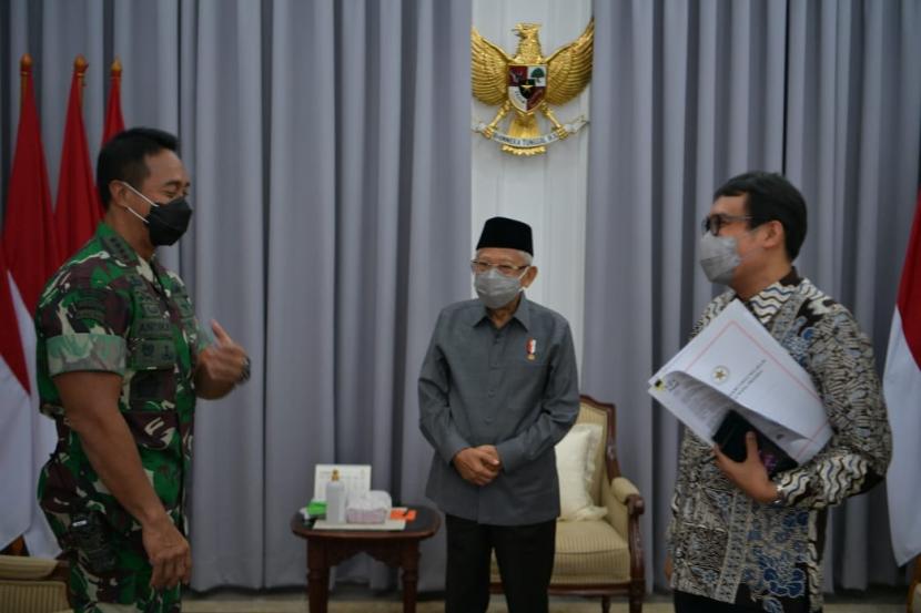 Wakil Presiden Maruf Amin menerima Panglima TNI Jenderal Andika di rumah dinas wapres. Wapres meminta Panglima TNI Jenderal Andika Perkasa untuk memantau secara intensif perkembangan situasi Papua.