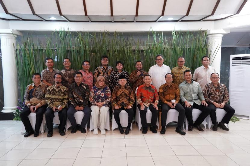 Wakil Presiden Maruf Amin saat mengadakan silaturahmi dengan Forum Pemred di Kediaman Wapres, Jakarta, Rabu (28/12). 