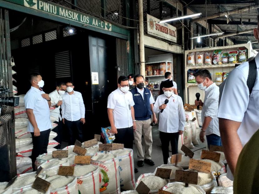 Wakil Presiden Maruf Amin saat mengecek ketersediaan beras di Pasar Induk Beras Cipinang, Jakarta Timur, Jumat (11/3). 